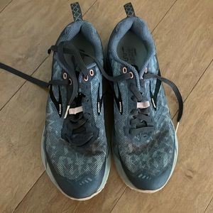 Brooks cascadia trail running shoes womens 9.5